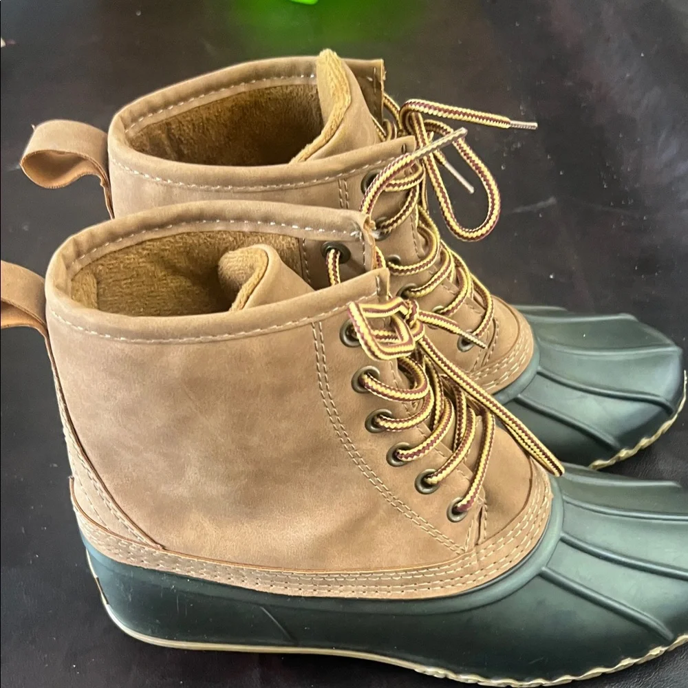 Stylish Tan and Green Boat Shoes‎
